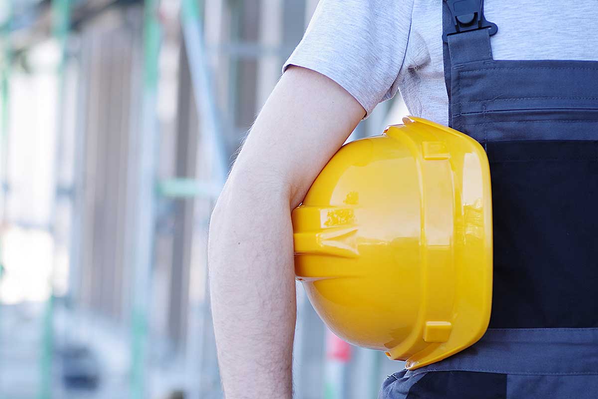 Bauarbeiter mit gelbem Helm